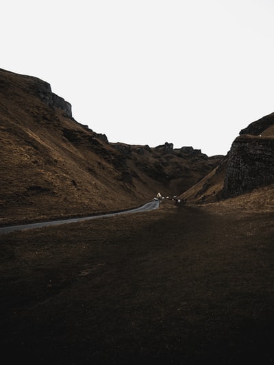 白天在布朗山附近的道路上行走的人